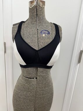 Black & White Wireless Sports Bra